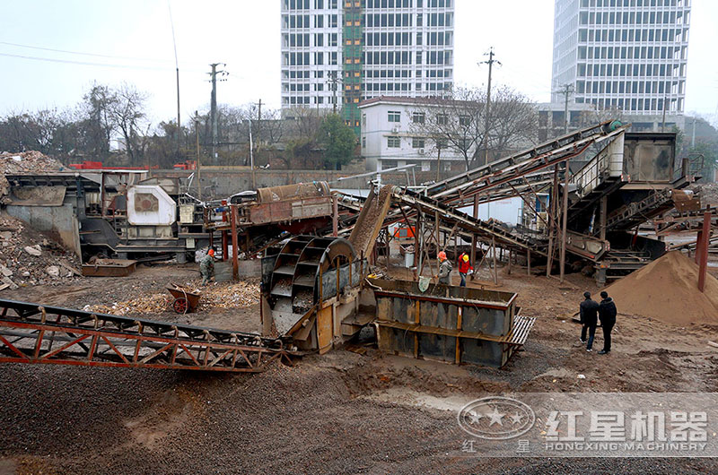 移動式建筑廢料磚渣粉碎現(xiàn)場